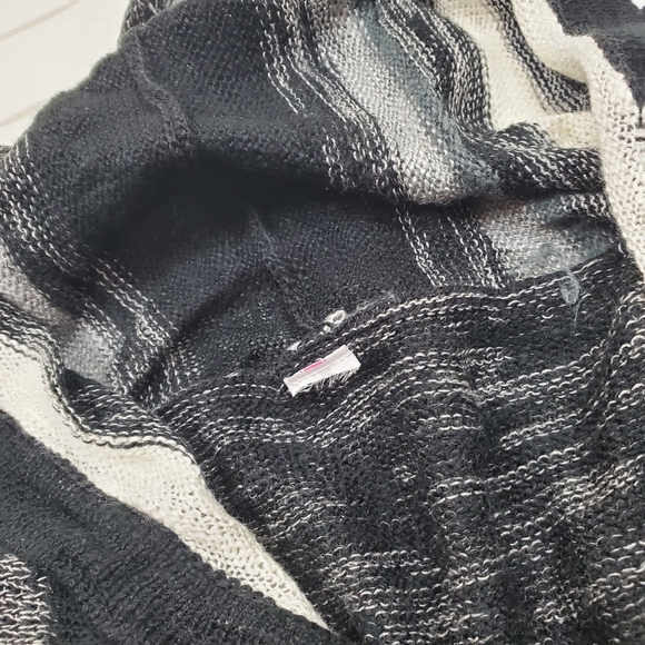 medium knit pull over hoodie sweater ( 5 for $20 ) - Picture 6 of 7